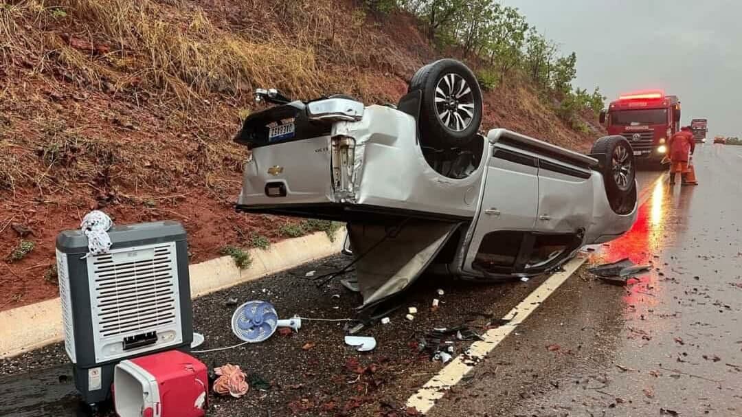 Imagem de compartilhamento para o artigo Aquaplanagem causa capotamento violento de família em rodovia entre Alcinópolis e Coxim da MS Todo dia